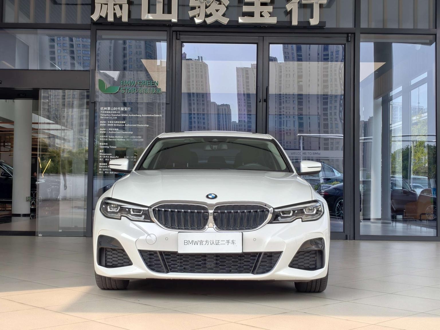 二手宝马3系，今儿必须给你掰扯明白！买错年款哭都来不及
老铁们，二手3系现在价格简直杀疯了！当年落地三十好几万的车，现在5万块就能开走长轴版，10万出头直接拿捏现款G底盘，就这价格还要啥自行车啊！但是——先别急着掏钱！这玩意儿选错年款，修车修到你怀疑人生，今天咱就把三个主流代际给你扒个底朝天！
先说