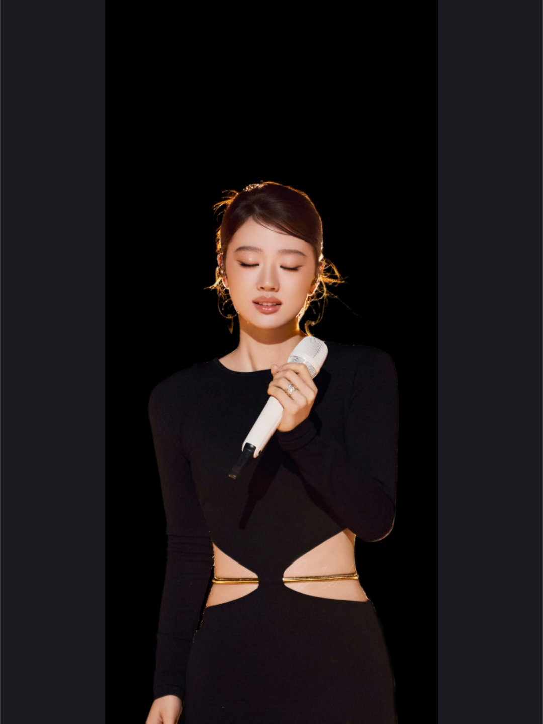 #单依纯[超话]# 求壁纸分享，手机iPad的都可以[期待]
顺便蹲蹲这2张图的原图，谢谢大家~#单依纯新歌LAVA上线# ​