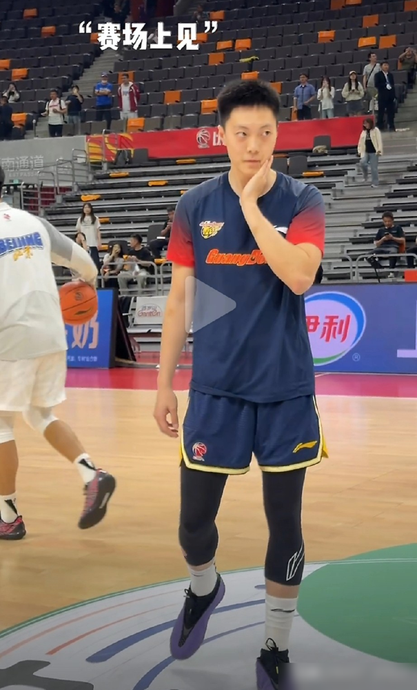 胡明轩、赵睿、周琦，球衣捂嘴密谈。 赛前热身，三人突然聚拢。球衣掩面...