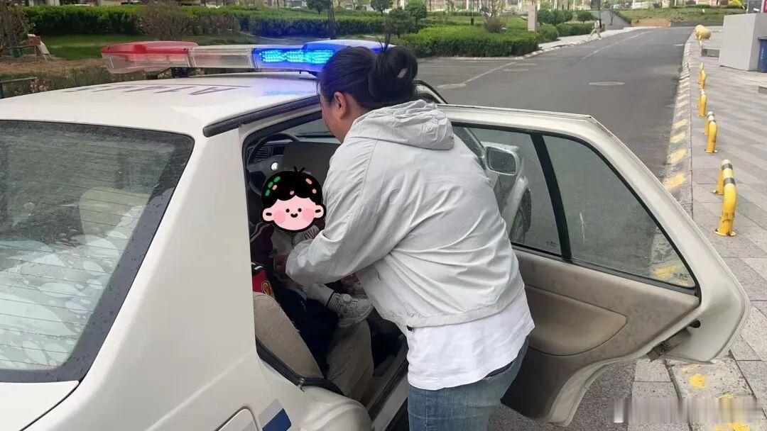 #网络文明陇风清##甘肃身边事##兰州身边事# 兰州安宁公安暖童心助寻亲 圆桌普法入民心

别怕，警察叔叔陪你找妈妈！
“警察同志，我在这看到一个小男孩，他好像找不到回家的路了……”10月20日一早，兰州市公安局安宁分局忠和派出所的值班电话里传来群众焦急的声音。民警问清地址，立即驱车赶往现场。 ​