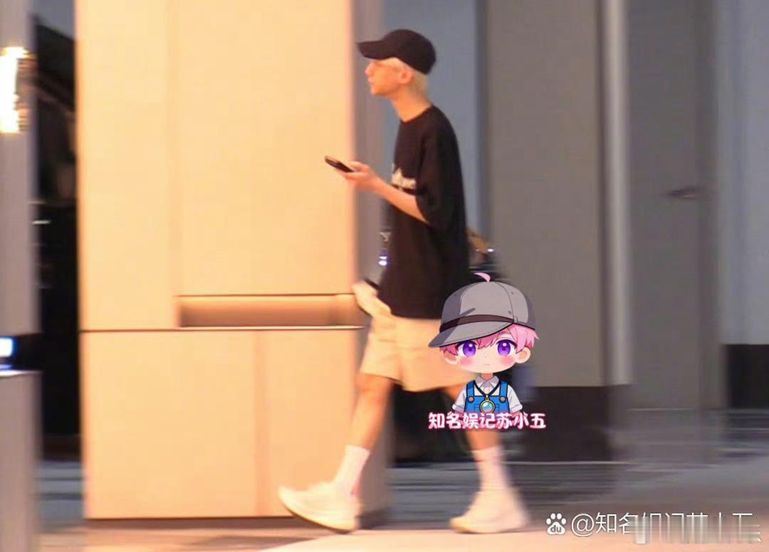 #罗云熙张婧仪入住同一酒店#

娱记拍到罗云熙、张婧仪先后入住同一家酒店，话题一下子冲上热搜。
 
张婧仪在工作人员陪同下深夜抵达酒店，次日也曾从地库返回；罗云熙则是凌晨顶着金发造型现身，由司机送到酒店。值得注意的是，全程没有拍到二人同框碰面的画面，也没有更多可以佐证私下往来的实锤。
 
 ​