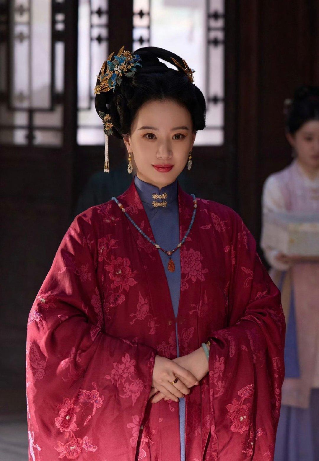 #李梦被曝隐婚生女# 李梦被曝隐婚生女，只有匿名网友口述，无照片无实锤，本人和工作室均未回应。她一向公私分明，被拍恋情也大方承认，从不拿感情炒作。婚育是私事，不是公共议题，与其盯没实锤的瓜，不如看她的作品。不揣测不打扰，静待官宣。

#曝李梦有孩子了# ​