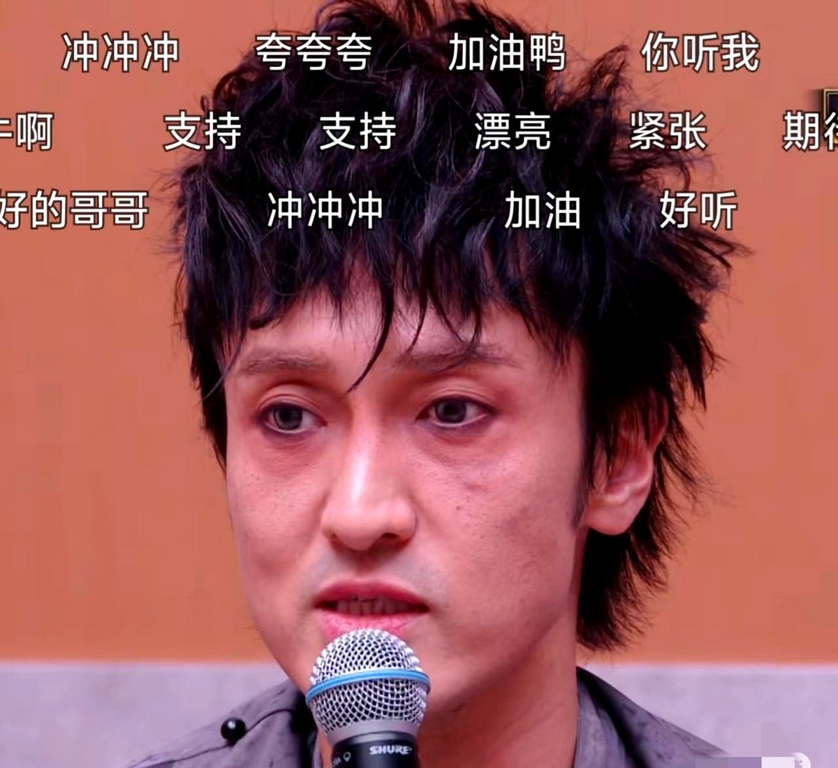 王传君顶着一双晕染的黑眼圈出现在舞台上，头发乱糟糟的。

他在《披荆斩棘的哥哥》里的新造型，把不少人看懵了。这哪是来唱跳的哥哥，简直像刚熬了几个大夜。

眼线晕开了，眼袋往下掉。网友一看，这状态太眼熟了。当年他在《我不是药神》里演那个病人，就是这副模样。

大家都在猜，这到底是节目组化妆师的手笔，还