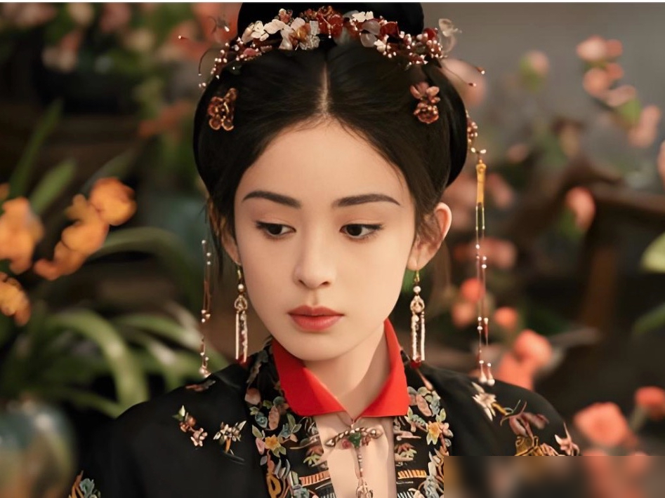 娜扎发腮冲上热搜，居然成了内娱发腮受益者！
新剧《醒来》播出后，不少网友发现，娜扎原来的窄长鹅蛋脸，下颌变饱满了。柔化了早年的清冷锐利感，演成熟大女主反而更贴角色。
也有网友不买账，说她脸肿苹果肌异样，质疑过度医美。和江疏影同框的生图流出后，还被吐槽憔悴脱相，争议吵翻了网。
娜扎晒过素颜直面讨