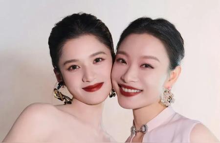 清冷骨感御姐倪妮×优雅胶原大花张婧仪  两个气质大美女，五官气质身材都...