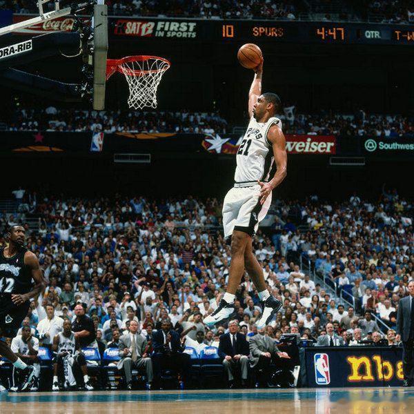 1997年状元秀，整个19年生涯全部效力圣安东尼奥马刺，球衣21号，2016年退役，21号球衣退役，2020入选篮球名人堂，NBA75大巨星。

2003总决赛单核带队，打出场均24.2分17篮板5.3助攻5.3盖帽的统治级表现，拿下FMVP

◦ 2013年总决赛G7，错失关键球后捶地抱头，成为经典遗憾画面

◦ 2014年复仇热火，拿 ​