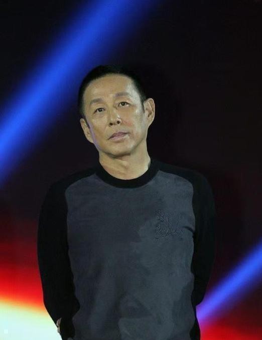 陈道明当着满场演艺圈同行的面，突然冲着台下的巩俐放话，说今晚你的“三任丈夫”可全到齐了。
这话一落地，坐在旁边的葛优瞬间懵了，巩俐更是当场愣住，眼神里写满了问号。
毕竟大庭广众之下，这种话听着实在太像要爆什么惊天大瓜。
结果陈道明一点不慌，慢条斯理地当众数人头：姜文、葛大爷，还有他自己。
大
