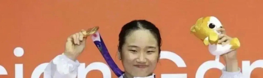 安洗莹亚运两连冠后放话要追林丹：赛季56胜1负胜率98%，亚运历史首位卫冕，但她世锦赛2冠对林丹5冠、奥运1金对2金，这差距到底能不能追上
决赛第二局，安洗莹打出一波8比0，将比分拉到12比5。对面站着的是山口茜，世界排名第三，是她交手次数最多的对手。但这一局只用了不到二十分钟。
21比17、21比