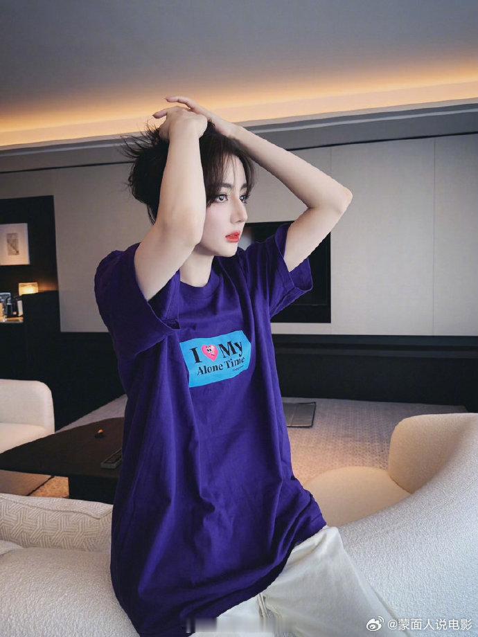#疑迪丽热巴回应恋情传闻 #
迪丽热巴更新一组居家六宫格自拍，被网友解读为侧面回应和陈飞宇的恋情传闻，迅速登上热搜。照片里她头戴酷似老式搪瓷盆的搞怪帽子，身穿紫色 T 恤，衣服印着 “I love my Alone Time”，她还用手指向这句英文，配文同样写下 “I love my Alone Time”，意为享受独处时光。 ​