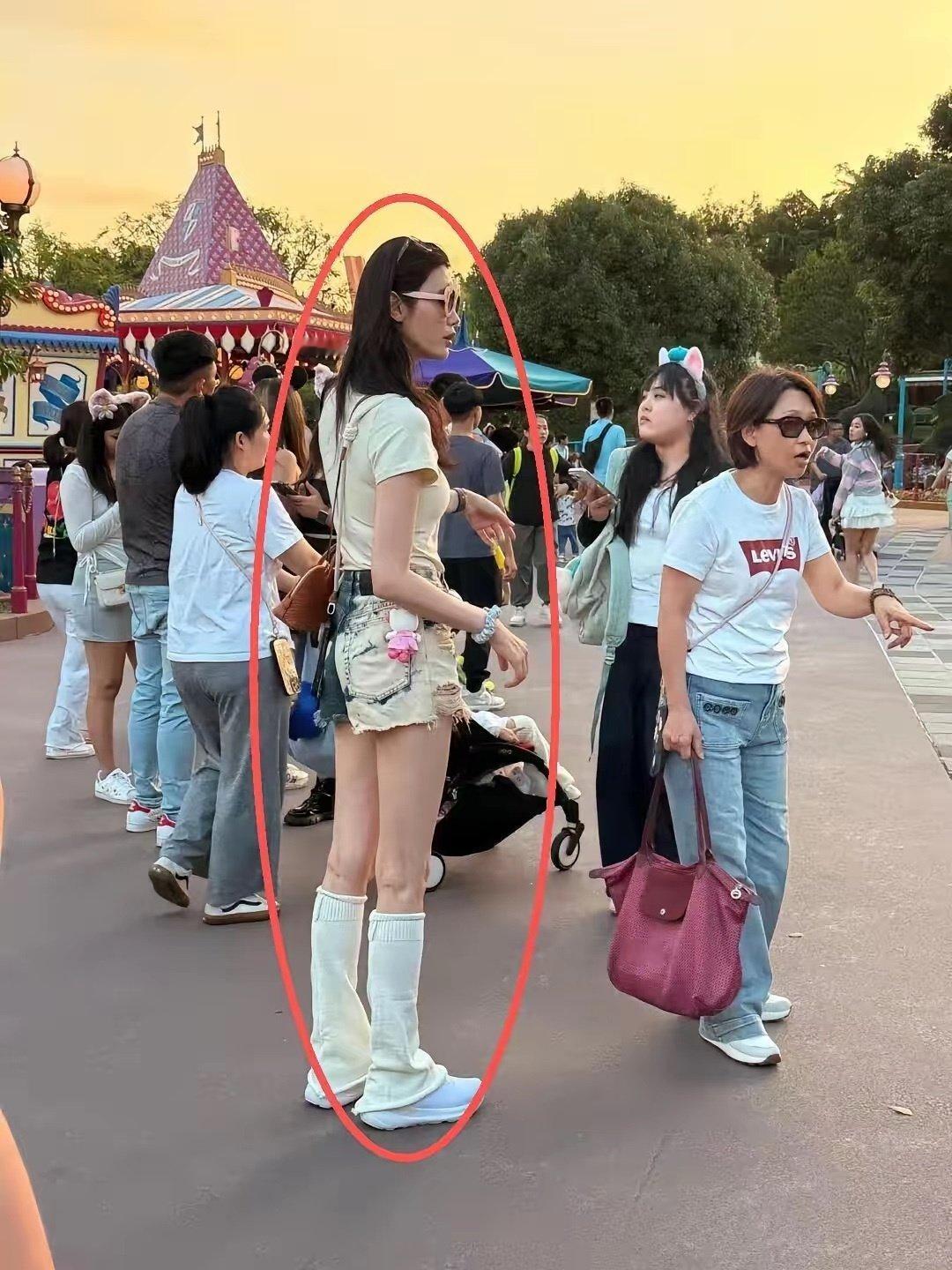 想不到奚梦瑶也是不上镜那种！
本人比镜头上好看多了，温柔没架子，状态好好 ​