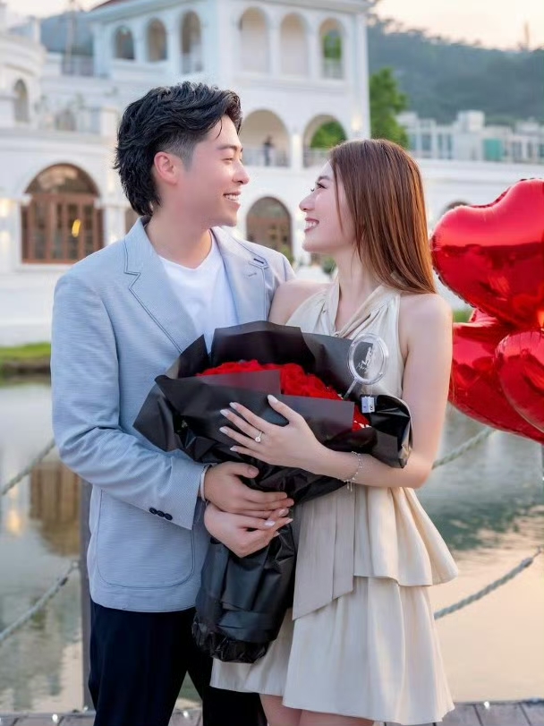 据港媒，港姐王菲与歌手张子丰宣布订婚，两人在社交平台公开求婚现场，十分甜蜜。

消息刚冲上热搜，不少网友第一眼都看错了。

很多人看到王菲二字，第一反应联想到歌坛天后，还以为锋菲恋终于迎来新进展，纷纷点进新闻围观。

点开之后才发现是一场美丽的乌龙，订婚的是港姐王菲，并非大家熟悉的那位天后。

据悉