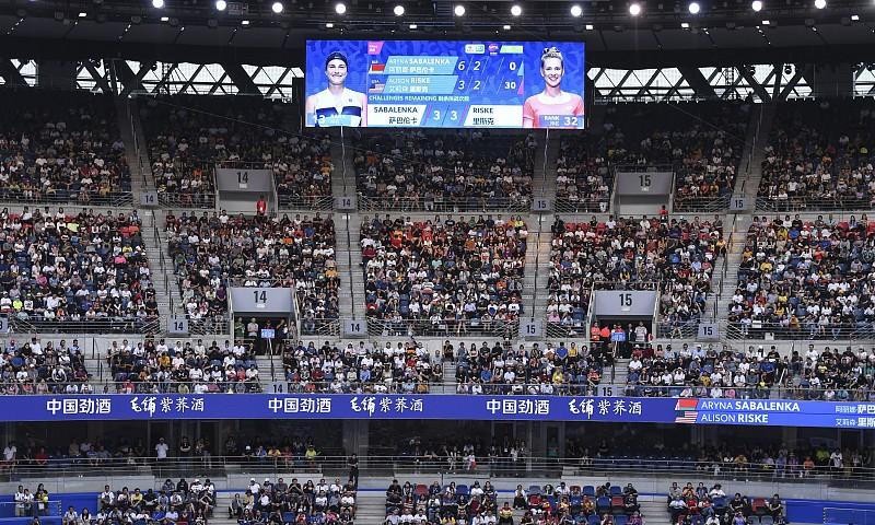 宁网正赛开打。10月19日宁波WTA500正赛首日，施晗的正赛首轮摆在中心场，对手是8号种子科斯蒂亚。
施晗是从资格赛杀上来的。资格赛决胜轮对9号种子科尔涅娃，首盘3比5落后，她连破对手两个发球胜盘局，7比6(4)拿下抢七，第二盘6比0送走对手。这是她连续第三站WTA赛事从资格赛突围，北京、武汉、宁