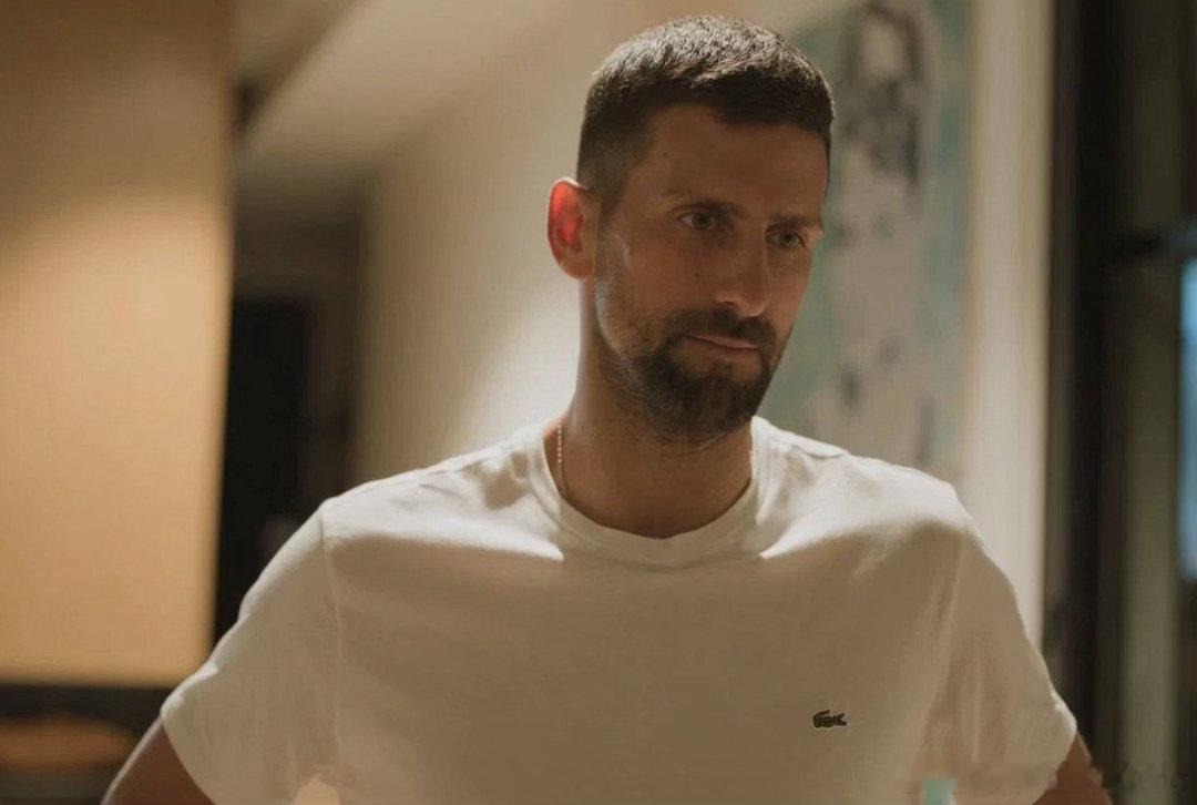 #ATP[超话]#  🗣️ 诺瓦克·德约科维奇谈退役：

“老实说，我仍然觉得自己很年轻。我不知道我的职业生涯什么时候会结束。可能是一年后，也可能是15年后，我不知道。只要我还有动力和热情，尤其是只要我感觉自己还能赢得冠军，还能成为世界上最好的球员之一，我就会继续打下去。老实说，我脑海中没有一个确定的日期作为职业生涯的结束时间。
我知道很多人都在猜测，其中很多人多年来一直希望我退役。他们为什么希望我退役，而我还在比赛，还在最高水平上竞争呢？我仍然是世界排名前五的球员。我为什么要在继续证明自己还能赢球的时候谈论退役呢？
最大的怀疑者就在这里。我是第一个对自己产生怀疑的人，我努力向自己证明我错了，比任何人都更努力。”#网球talking大会#