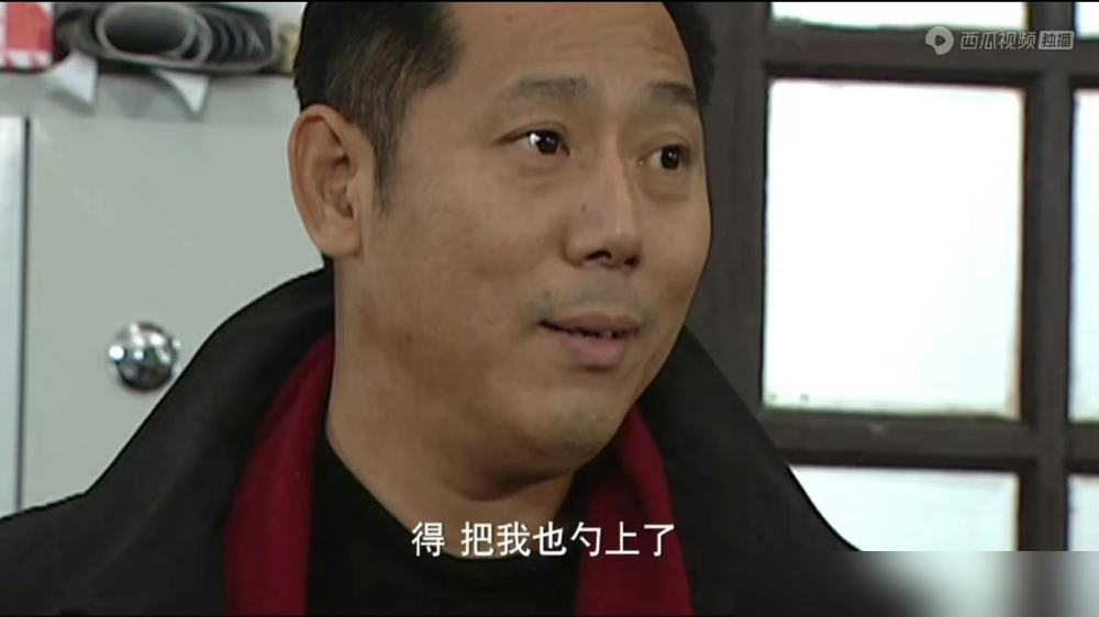 新版《重案六组》刚上线，老粉集体喊下架！
作为经典刑侦IP的前传，新版季洁选了甜宠短剧出身的李沐宸。老粉骂她表演大吼大叫一惊一乍，外形带网红科技感，跟原版冷静干练的刑警气质完全不搭。
剧本还把原本成熟专业的季洁，改成了情绪化爱迁怒的新手。连原版扮演者王茜都发文说我不知道，被解读为不认可。
导演