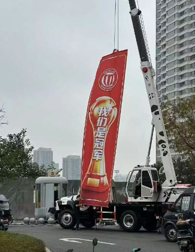 点球不进、绝平被吹、主场输给英博，这剧本谁顶得住？第六次冠军点又飞了。有人说费利佩点球一失误全队心态就崩了，也有人觉得围攻一整场只换来越位球，运气实在太差。末轮还有机会，但你觉得蓉城这心态，最后一轮能扛住压力吗？
#成都蓉城错失第六个冠军点# ​