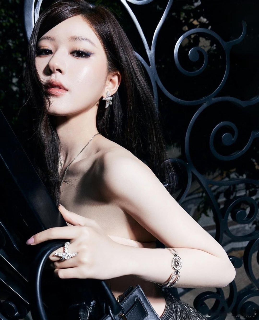#赵露思[超话]##许我耀眼腾讯热度破32000##许我耀眼16#  当年因为烟熏妆在热搜挂7天 你怎么不想想我是劳斯莱斯压轴出场 被几位老总迎接的呢 ​