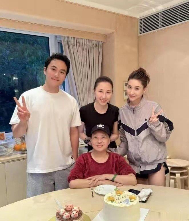 何超莲34岁生日全家福流出！老公零点送上祝福，丸子头短裤状态好似24岁 ​