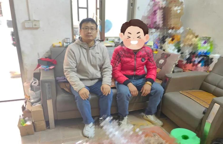 【广州从化：一张银行卡背后的安置帮教“温度”与“力度”】“叮——”，从化区司法局工作人员的手机亮起一条简短消息：“银行卡办下来了，谢谢你们。那一刻，我感觉自己又是个正常人了。”发信人是正是自己跟进许久的安置帮教对象张勇（化名）。寥寥数语，工作人员却读出了他卸下千斤重担的释然，也读 ​