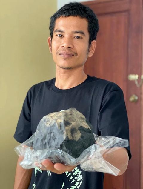 價值一千萬的石頭從天而降, 印尼男子在傢直接變富翁-圖2