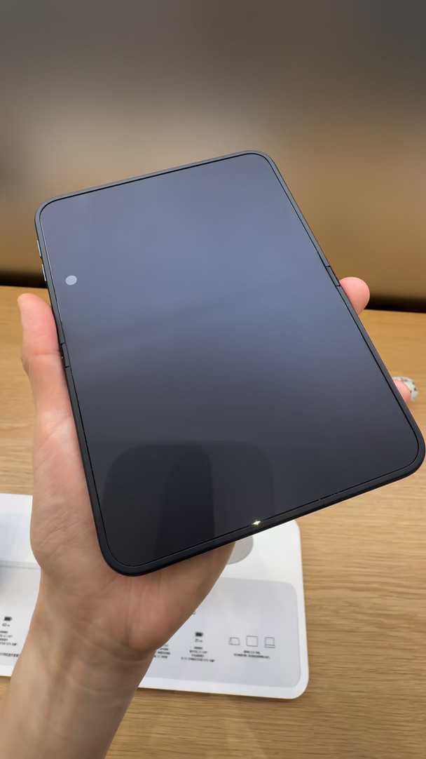 iPhone Duo 门店展示机，这个折痕控制如何？