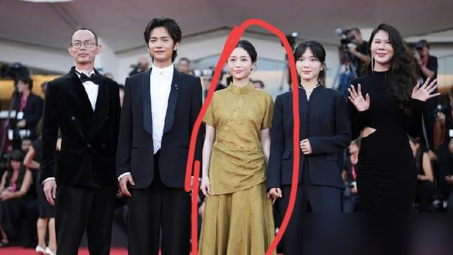 争破头的威尼斯红毯C位，李思潼硬是一把将穿着金裙的王晓慧推了上去。
9月8日水城，《给阿嬷的情书》剧组亮相，面对长枪短炮，一身黑西装的李思潼和王彦桐，一左一右，把久未露面的王晓慧稳稳护在最中间。
娱乐圈从来都是谁红谁站中心，而这部成本才1400万、全球却狂揽过3亿美元票房的顶级黑马，戏外绝不玩抢