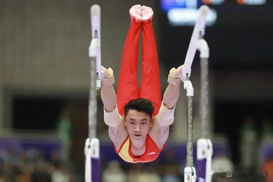 中日体操差1.269分翻盘，邹敬园15.400锁胜局距超级全满贯一步；泸州姑娘蒋朝宇从选拔第三到破亚运纪录夺金，四川同天两人登顶
名古屋亚运会体操男团决赛第三轮，邹敬园第一个走上吊环，14.233分。这个分数放在他个人履历里不算耀眼，但放在那一刻的中国队处境里，价值被急剧放大——前两轮自由操和鞍马打