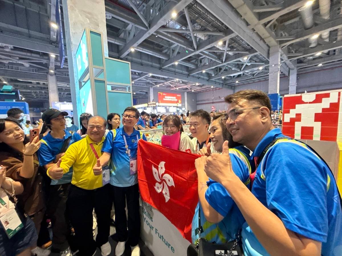 21岁中国香港选手戴心怡，作为第48届世界技能大赛瓷砖贴面项目唯一女选手休学一年全职备赛，完赛后听到观众齐喊“心怡，叻女”时激动落泪，坦言“很怕自己做不好”，而她的表现其实已超出预期。  一、主角身份