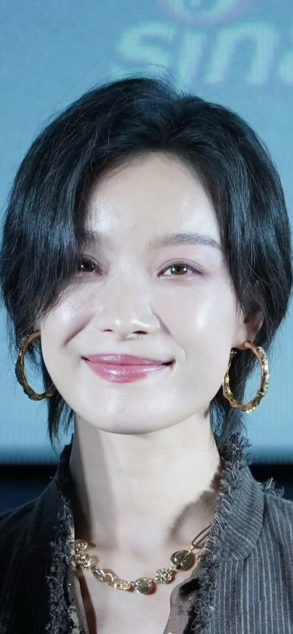 倪妮短发干净随性利落