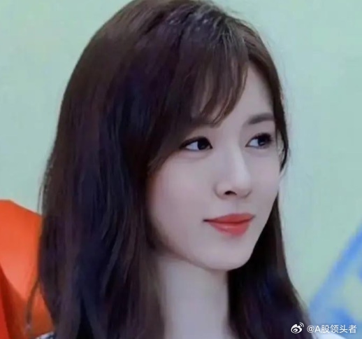张艺谋当着全组面说要换掉王晓晨，王晓晨站在门外一字不落地听完，转头签下演砸赔七位数的合同。央视一套黄金档甩出一部《主角》，张艺谋头回跨界当监制，张嘉益挑艺术总监，王菲献唱主题曲，阵仗大到观众追剧前都没想过，最出圈的居然是王晓晨演的那个米兰。

主要信源：（中青在线——茅盾文学奖改编 ​