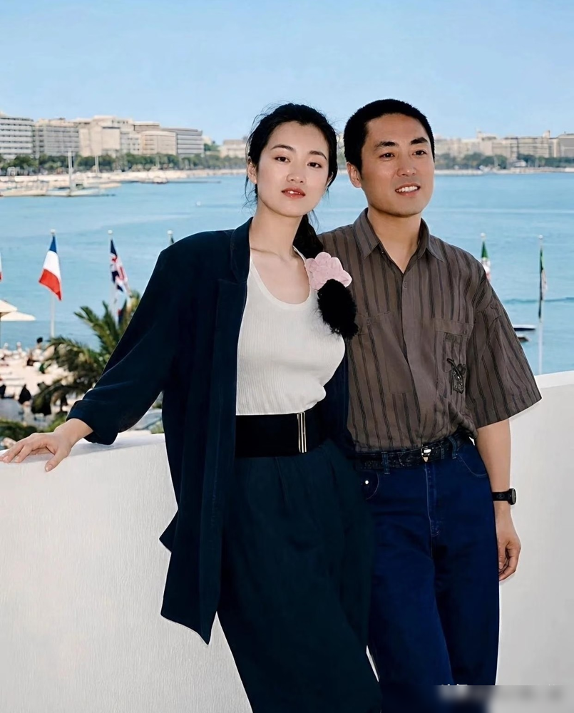 巩俐线下被偶遇，直接把路人看傻了。
朋友原话：真人脸小到离谱，骨相立体得不像亚洲人，气场强到不敢上去搭话。之前袁咏仪也说过，第一次见巩俐直接被美呆，脑子一片空白。
张艺谋选女主角有个铁规矩：坚决不要整容脸。他说人脸上有一千多块肌肉，动一点刀子，肌肉结构就坏了，大银幕一放大全露馅。
所以你看巩俐