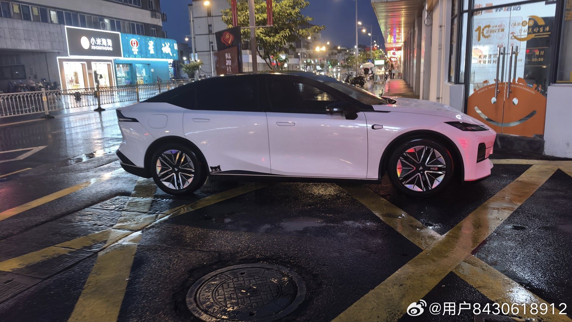 关于为啥选择深蓝SL03，下来是我的一些理由和经历，以及确定SL03的过程。
打算换车那会儿，我开着一台老燃油车，开了好多年。每年油费哗哗往外花，隔三差五还要做保养维修，算下来用车成本实在太高，就琢磨换一台新能源车。
那段时间有空就研究车子，网上看测评，刷各种车主帖子，线下门店跑了一家又一 ​