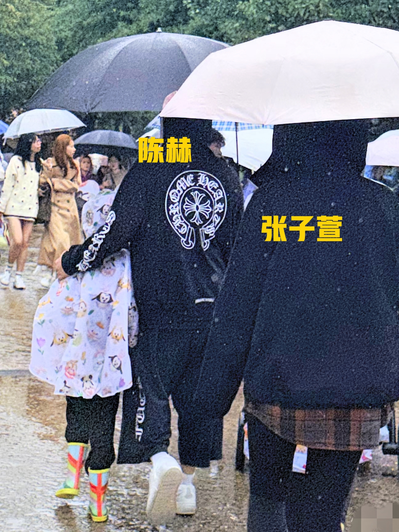 有网友在上海迪士尼偶遇陈赫张子萱，她们带着两个女儿出来玩！陈赫搂着女儿，父爱满满，张子萱身材蛮好，高高瘦瘦的，气质很好，今天下着雨，没想到迪士尼人还挺多，大多数是带娃出来的家庭，陈赫和张子萱现在定居上海，来迪士尼也方便，她俩婚后一共生了两个女儿，陈赫也经常分享一家四口的动态，过着接地气的小日子，蛮惬