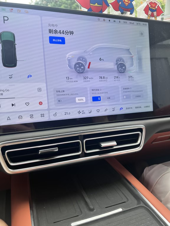 #我的智系车 #理想L9 暑期长途出行，补能真的太关键！开L9跑远路，遇上4C超充站直接安全感拉满🔋电量仅剩6%进站，充电功率直接冲到78.8kW，屏幕显示剩余44分钟，补能效率很在线。即插即充体验很省心，不用繁琐操作，坐车内吹空调等待，内饰红棕座舱氛围感舒服。温馨提醒⚠️充完记得及时挪车，避免产生高额超时占用费。
一杯咖啡的时间，就能满血出发，继续奔赴下一站，家庭出游路上少点焦虑，多点惬意。