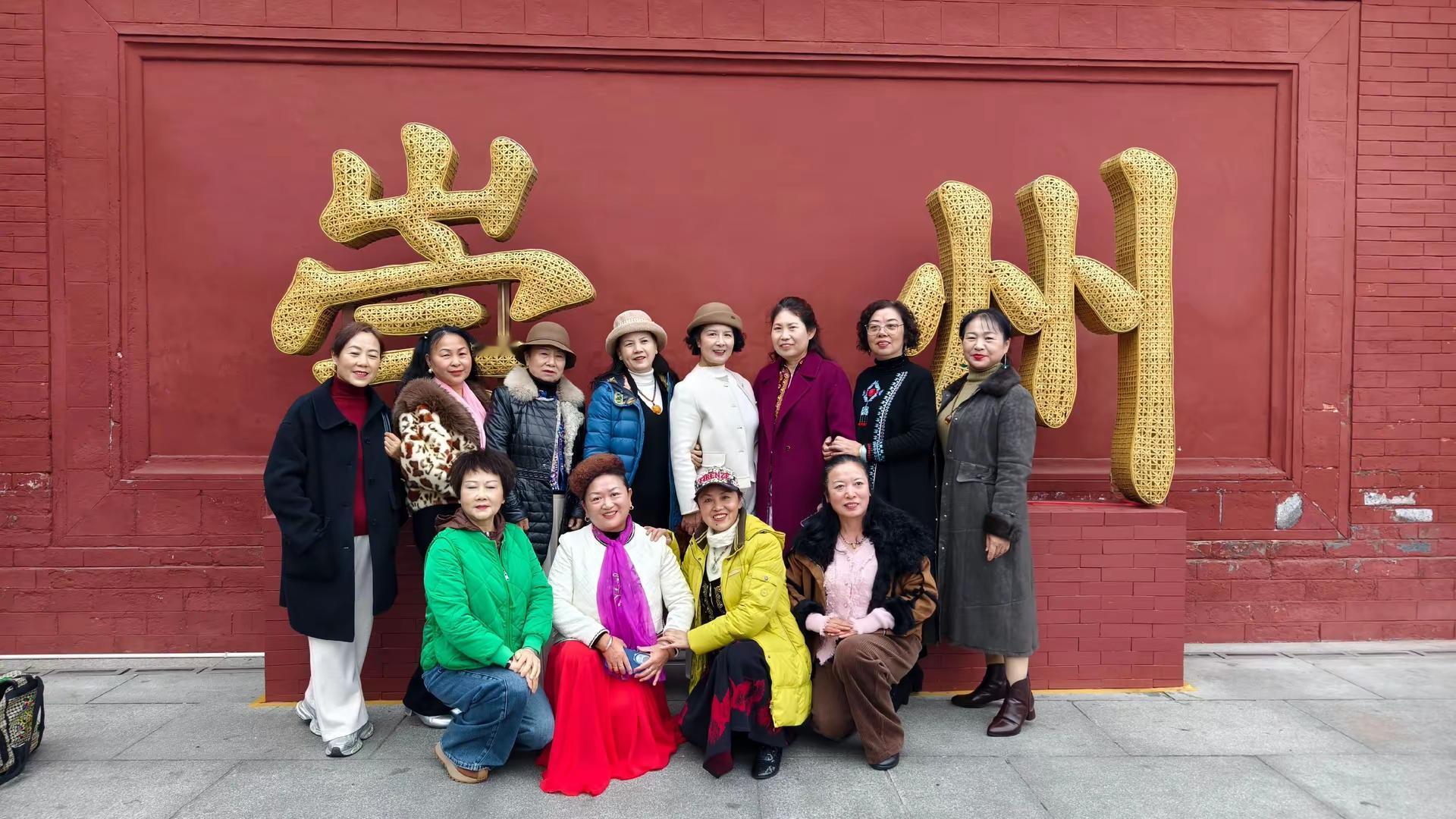 兄弟姐妹们大家好！和姐妹合拍 ，合照留念 ，开心姐妹欢乐多，留住美好时...