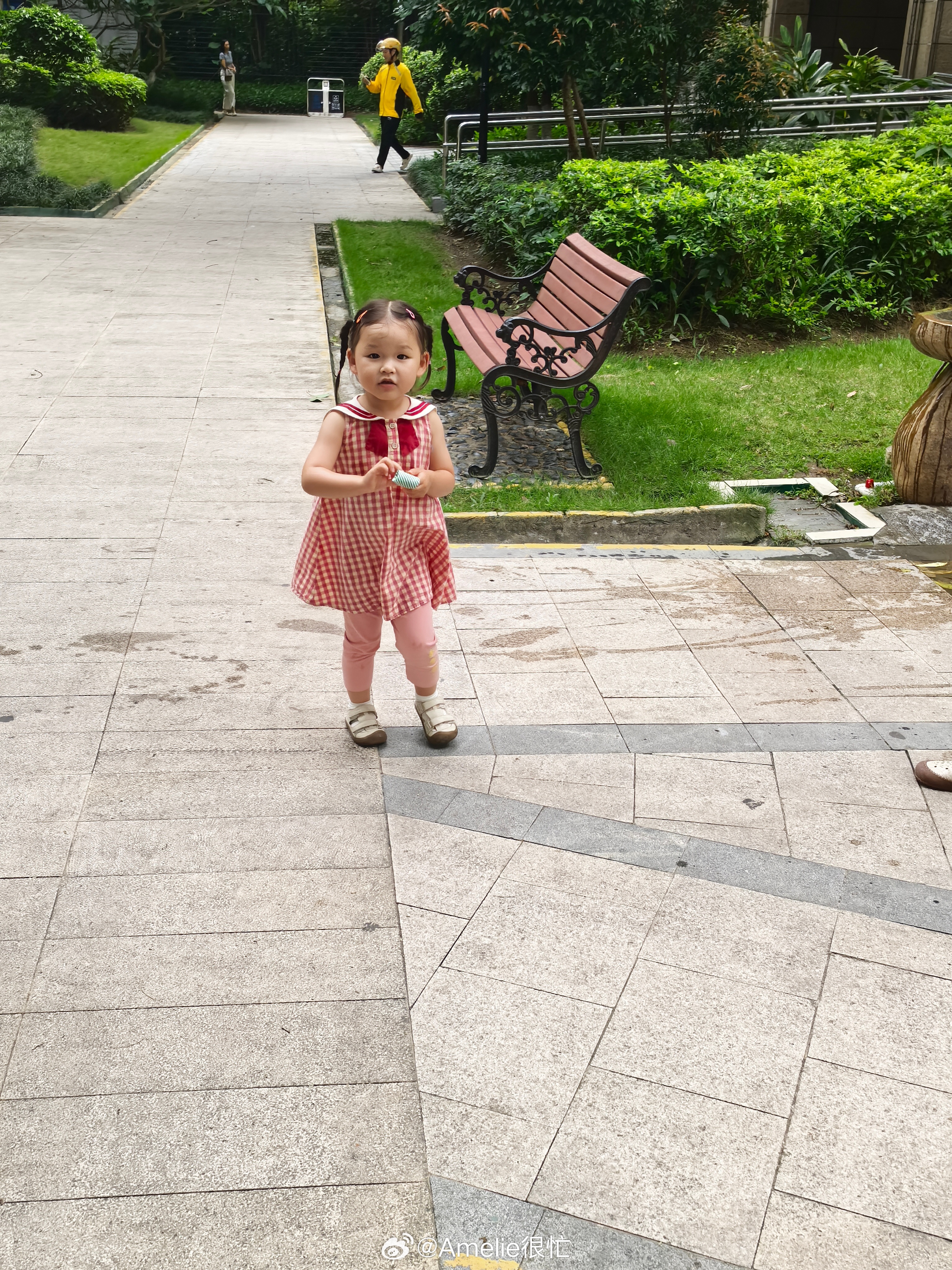 二小姐放学回来啦 今天班上有同学过生日 每人送了一只小口哨 ​​​