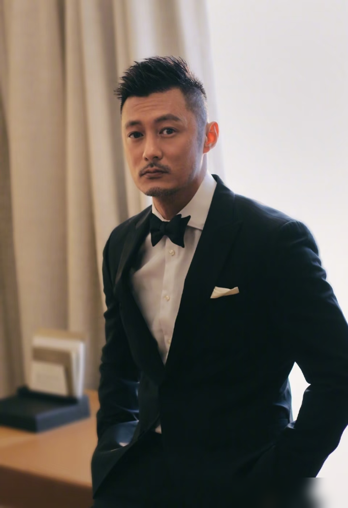 巅峰时一年七部戏。
如今接烂片搏命，恐慌症缠身。
余文乐这步棋，
看着是转型，实则是补仓。
《绝密任务》市场不买单，
不是剧本差，是那张脸早就不在资本名单第一排了。
他淡出这几年，
潮流生意做着，家庭变故扛着，
再回头，港片的桌子早换了庄。
内地综艺递来的不是橄榄枝，
是过气港星