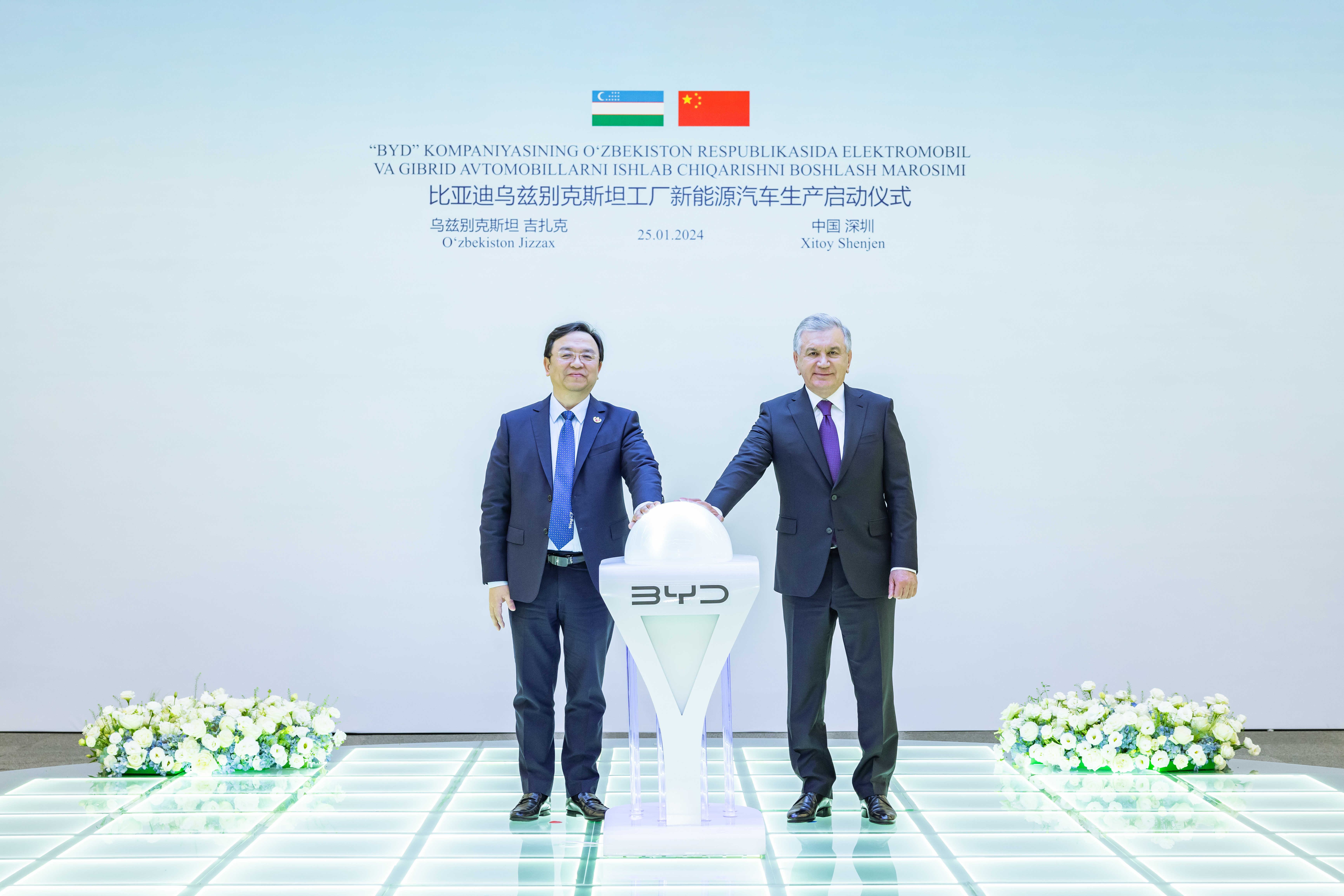 能让总统亲自授章，比亚迪这一次又干什么大事了？这一次在乌兹别克斯坦共和国，总统给咱们比亚迪高管曹爽总颁发了“友谊勋章”。意在表彰咱们曹总在国际化合作与重大投资与基础建设上的贡献。这一份授予，含金量可就大了，这不仅是对咱们比亚迪高管个人领导力的高度肯定，更是乌兹别克对比亚迪在乌的长 ​