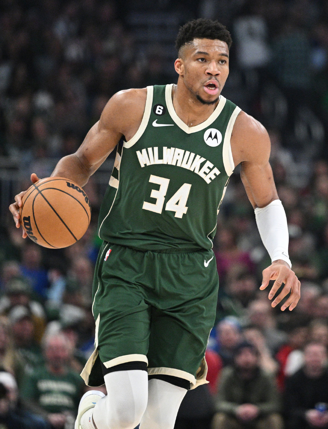 Giannis Antetokounmpo

#字母哥##nba# ​