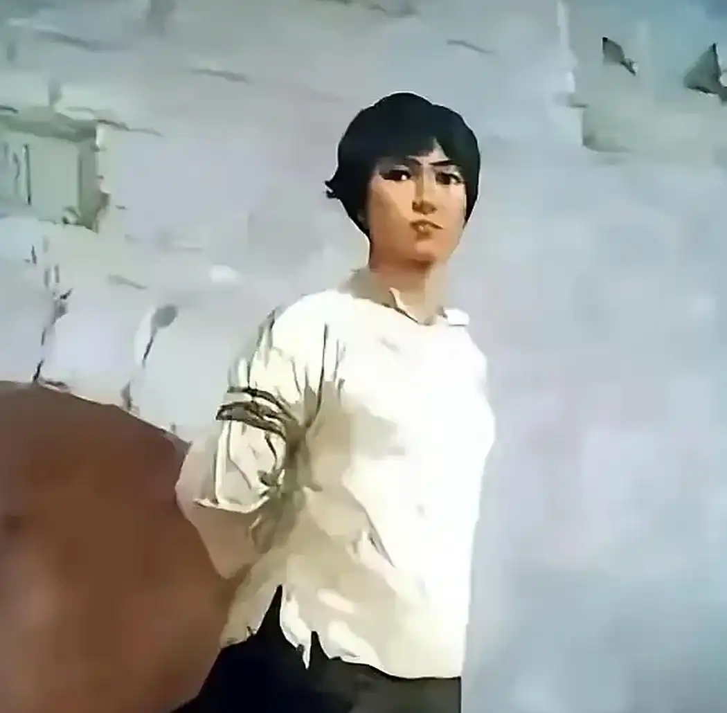 狱中生死抉择：杨开慧最动人的信仰与风骨

杨开慧入狱后，李淑一曾经去看过她。探监时，李淑一劝杨开慧：你这么年轻，才29岁，还有三个孩子，你就暂时答应何健的要求吧。发个和润之发表脱离夫妻关系的声明，以后再寻找机会复合。
李淑一说完那句话，屋里就只剩呼吸声。她看见杨开慧的手指在桌沿上轻轻摩挲了一下，那是