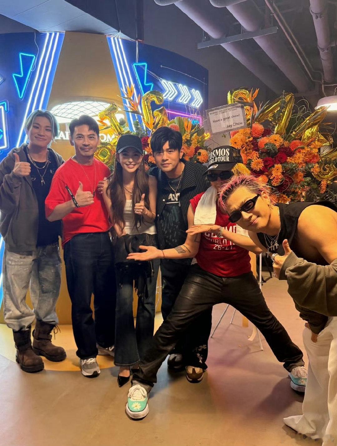 #周杰伦晒与BIGBANG合照#
不得不说这也算是梦幻联动了[黄鸡大笑] ​