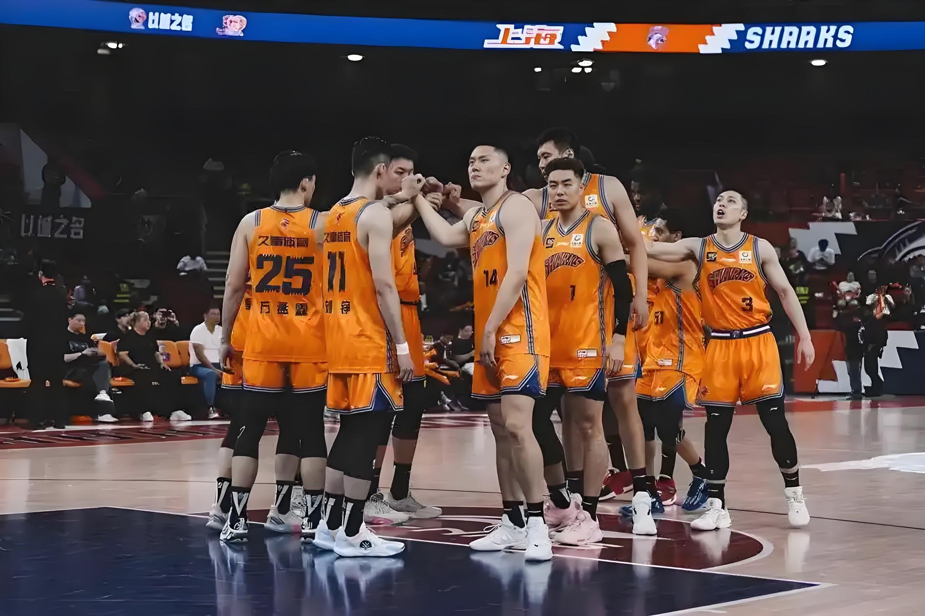 面对外界的质疑声，卢伟如何应对？ 当上海男篮开启连胜的脚步，坐在联赛第...