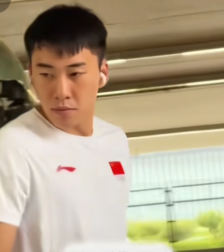 输了，回国了！抵达机场了，也没人接机，大家只好就地解散了，惨败啊！

我是不太关注篮球赛的，但是亚运会就跟乒乓球一起顺便关注了一下，结果这次亚运会中国男篮的表现不尽人意，半决赛惨败日本队，铜牌赛又输给了伊朗队，四年一次的亚运会之旅，中国男篮颗粒无收啊！

你们说这次亚运之旅中国男篮值得反思吗？
