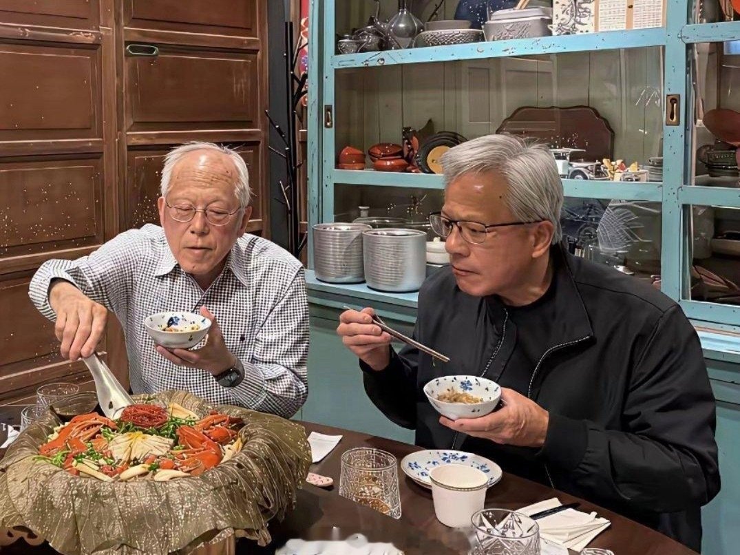 黄仁勋和年迈的父母一起聚餐吃饭，96岁的黄兴泰状态不错 ​