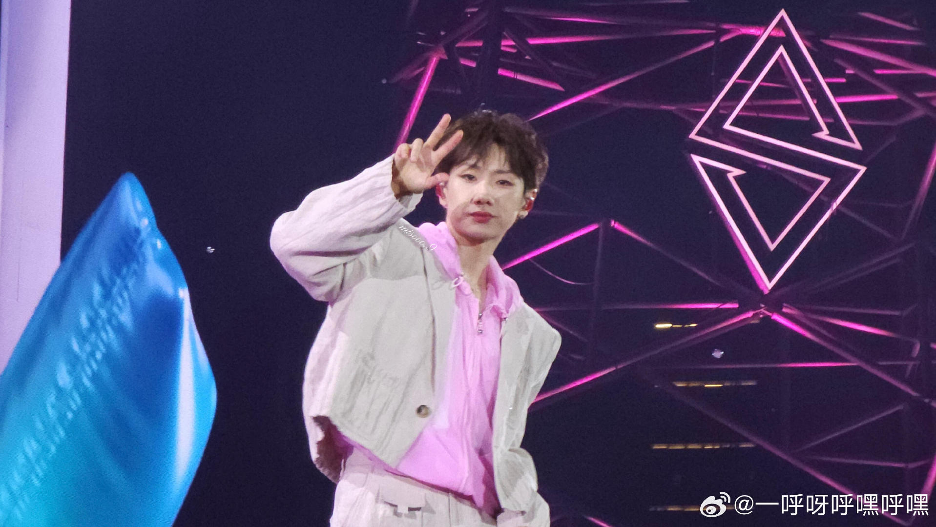 #汪苏泷[超话]##汪苏泷一天是不是有365小时# 呜呜呜莫文蔚新歌又给我听破防了，汪苏泷你到底哪来的时间写的啊，我上班摸鱼八小时啥也没干成，你是不是把别人睡觉的时间都偷来搞音乐了嘿嘿😏 ​