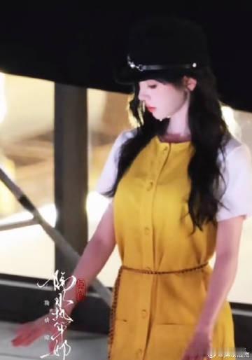 鞠婧祎《万花世界》苏绿夏戴帽子路透，时尚又好看！