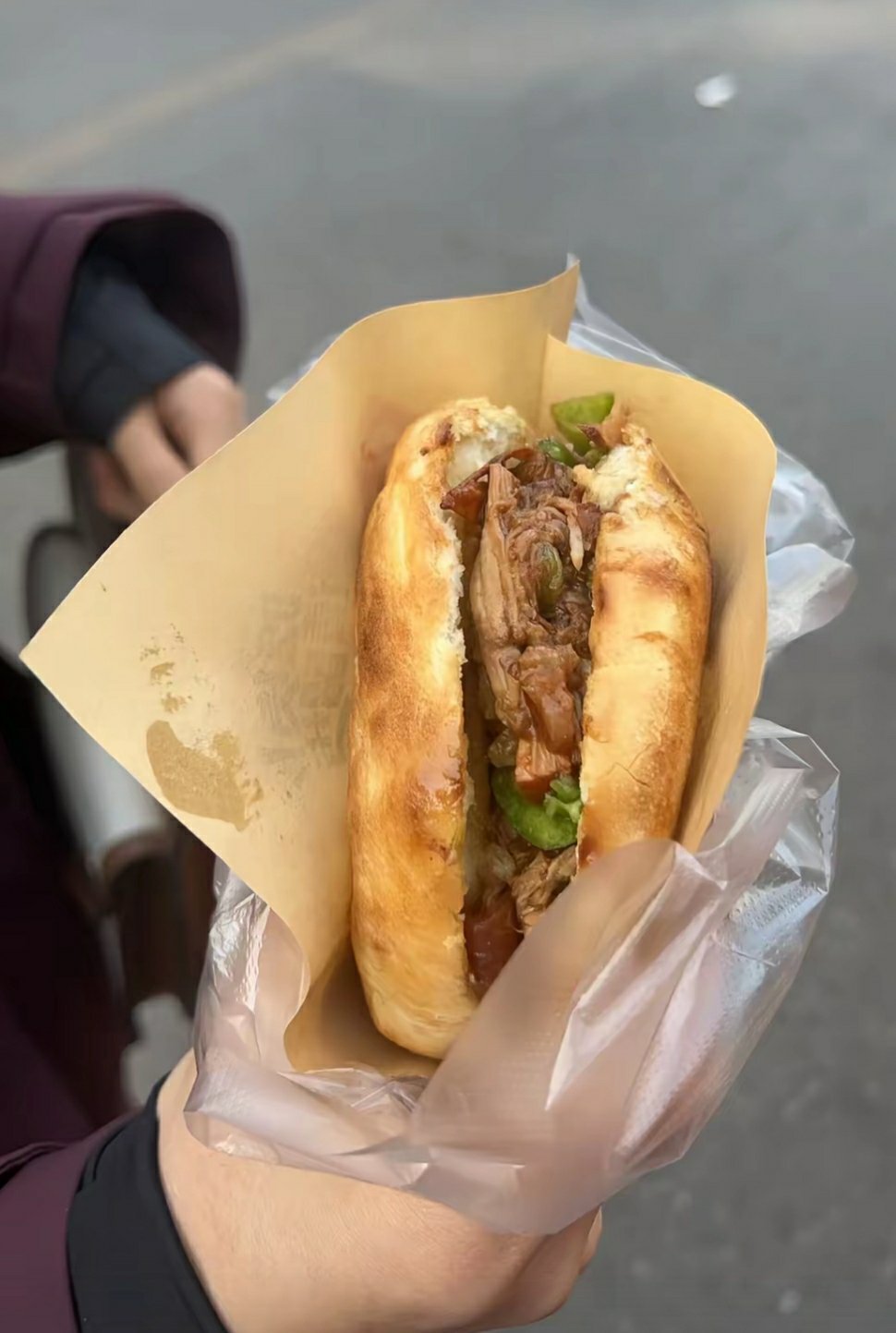 #西安肉夹馍师傅已经忙到3秒夹一个#做完你的做你的，肉夹馍师傅你为什么不微笑[兔子] ​