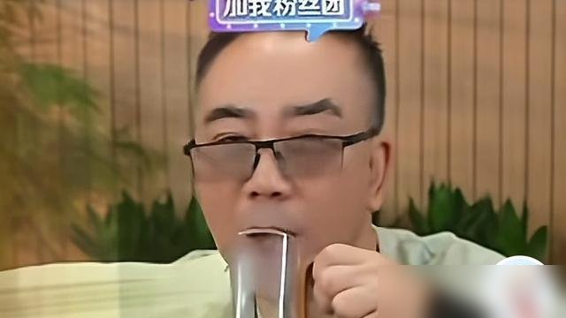 郭德纲往那一坐，杨议直接睡不着了。
复试“腾”字科，视频一放出来，杨议直播里脸都是灰的。他跟小辉说，停两天吧，避避风头。原话是：压力大，晚上失眠。
想想也是。之前他在直播间没少暗讽，话里话外暗示郭德纲出事了，不行了。结果呢？郭德纲该收徒收徒，该露面露面。
更绝的是，郭德纲昨天还在头条发了篇长文