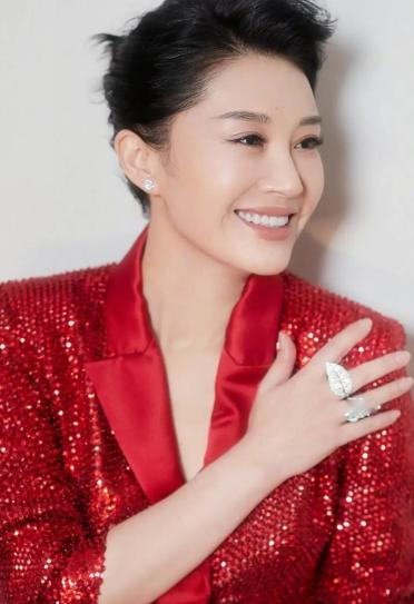 本来以为许晴晒居家视频是想立新的人设，没想到57岁的她连美颜都没开，原相机直出一段吃早餐的短片，没化妆没滤镜，套件居家毛衣，脸上的松弛感直接摊开在镜头前。
视频里的早餐也成了话题，玉米红薯薄饼摆满一桌，还有双份鸡蛋腊肠咸菜，零零碎碎十多样，许晴说自己就爱吃主食。可腊肠咸菜都是高盐加工食品，明星背后有