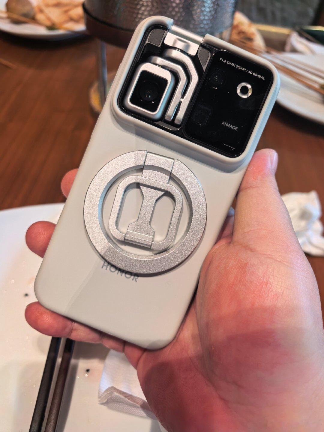荣耀robot phone 颜值也不错了！ ​