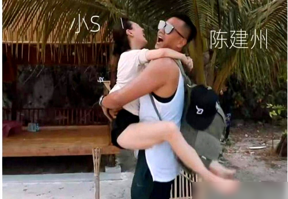 跟大S谈了七年，分手后竟被她妈认了干儿子，这操作放现在谁不懵？
陈建州当年在华冈艺校就和大S好上了，一谈就是七年。最后两人性格不合，和平分手，没撕没闹。
关键是后续。徐妈妈直接把他收成干儿子，小S的三个女儿一直喊他干爹。大S后来嫁汪小菲、嫁具俊晔，他都在场面上稳得住。
别人分手是老死不相往来，